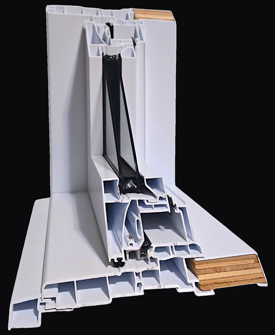 Coupe d'un cadre de fenêtre en PVC Fenestria : profilé blanc à plusieurs chambres isolantes, double vitrage scellé, montant de bois